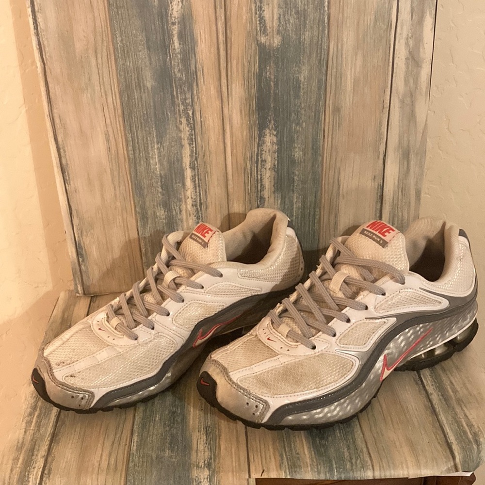 Size 8.5 Women’s Nike Reax Run 5